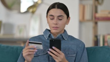 Smartphone 'da Online Alışveriş Başarısızlığının Portresi: Latin Kadın 