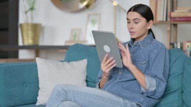 Kanepede Tablet kullanan Latin Kadın 
