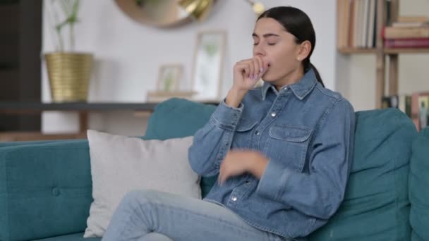 Malade latine femme tousser sur canapé — Video