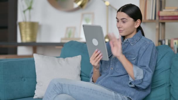 Video Chat on Tablet oleh Latin Woman di Sofa — Stok Video