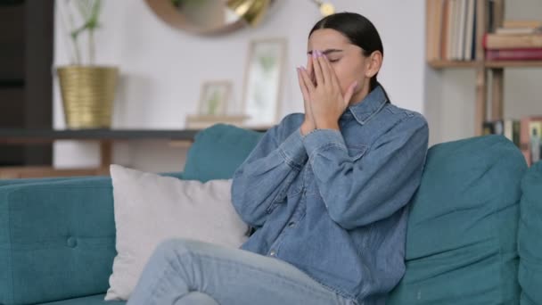 Латинская женщина сидит и плачет на диване — стоковое видео