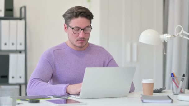 Kreativer Mann mittleren Alters mit Laptop schüttelt den Kopf, nein — Stockvideo