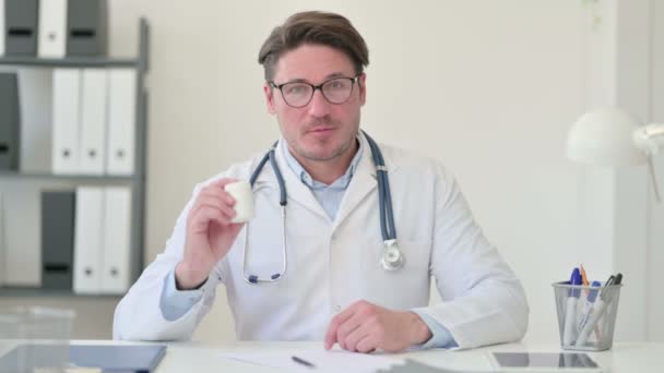 Středověký mužský lékař dávat předpis, léky — Stock video