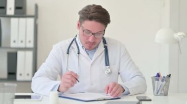 Orta Çağ Erkek Doktoru Kağıda Yazıyor 