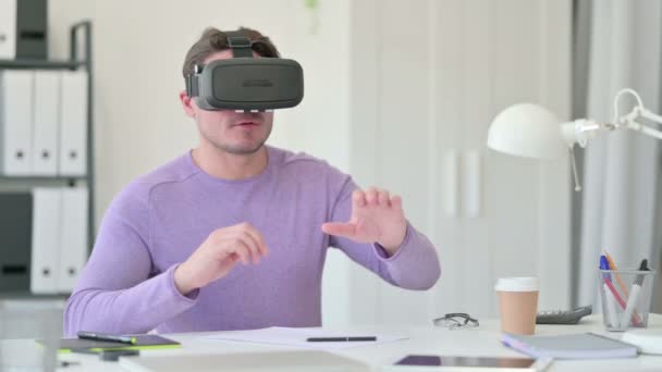 Hombre de mediana edad creativo con auriculares VR en la oficina — Vídeo de stock