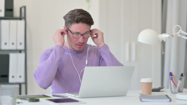 Kreativ medelålders man lyssna musik med laptop dans — Stockvideo