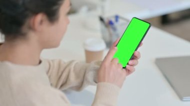 Krom Ekran ile Smartphone kullanan Hintli Kadın Arka Görünümü 