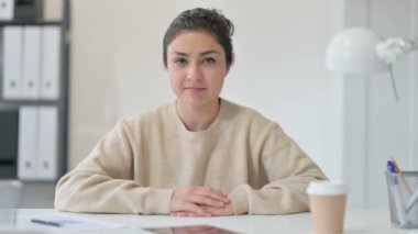 Yaratıcı Hintli Kadın 'dan Başparmak İndirme