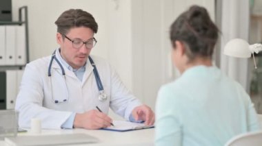 Ortaçağ Erkek Doktoru Hastayla Tıbbi Dosyayı Tartışıyor 
