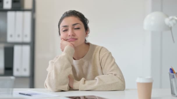 Femme indienne créative faisant la sieste à la maison — Video