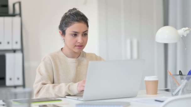 Creatieve Indiase vrouw werkt op laptop — Stockvideo