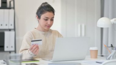 Laptop 'ta yaratıcı Hintli Kadın Çevrimiçi Ödeme Başarı 