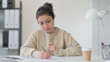 Kağıda Yazan Yaratıcı Hintli Kadın 