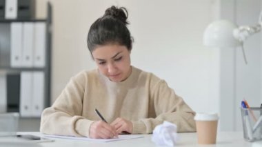 Kağıda Yazmayan Yaratıcı Hintli Kadın 