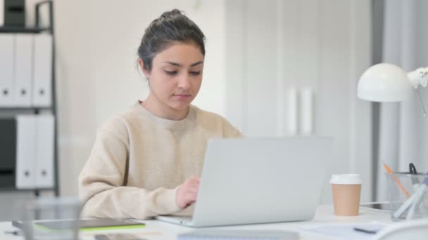 Kreative Inderin mit Laptop schüttelt verleugnet den Kopf — Stockvideo