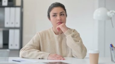 Yaratıcı Hintli Kadın Bir Şey Düşünüyor 