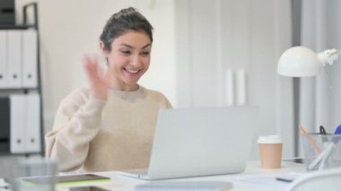 Laptop 'ta görüntülü sohbet yapan yaratıcı Hintli kadın. 