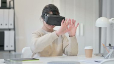 VR Kulaklık kullanan yaratıcı Hintli Kadın