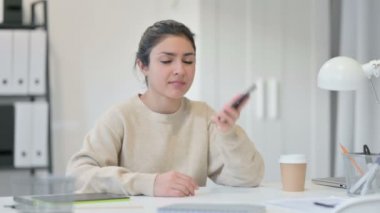 Telefonda konuşan kızgın Hintli kadın.