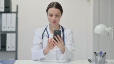 genç bir kadın doktor Smartphone kullanarak 