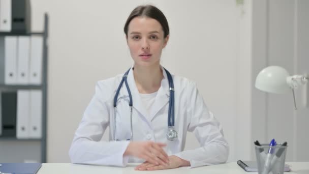 젊은 여성 의사가 서명을 하다 — 비디오