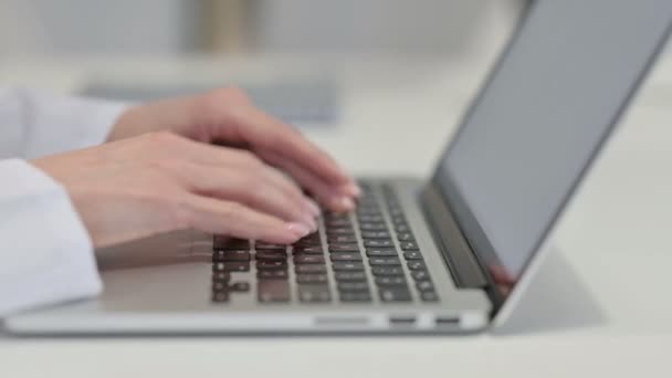 Primer plano de las manos de la mujer joven escribiendo en el ordenador portátil — Vídeos de Stock