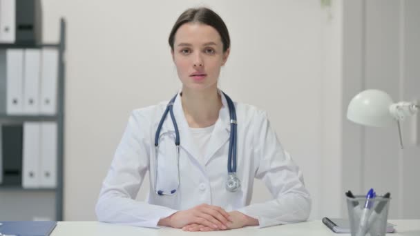 Jonge vrouwelijke arts glimlachen naar de camera — Stockvideo