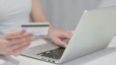 Dizüstü bilgisayardan alışveriş yapan Genç Kadının Elleri 'nin Kapanışı 