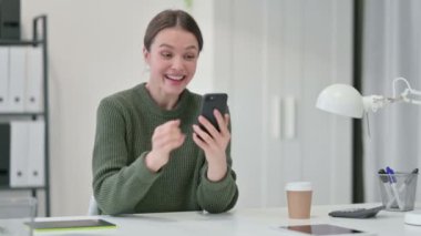 Akıllı Telefonlu Genç Kadın Başarı Kutlaması 