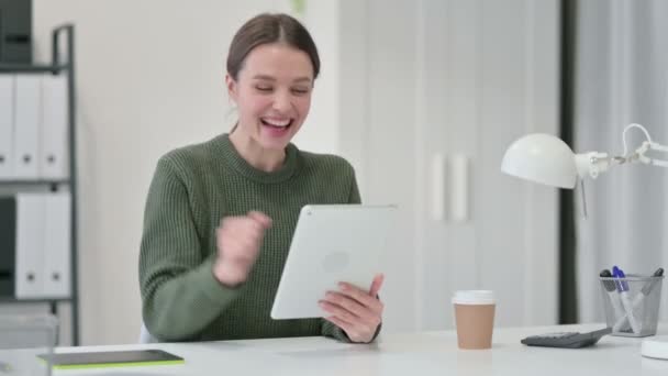 Młoda kobieta z Tablet Celebrating sukces — Wideo stockowe