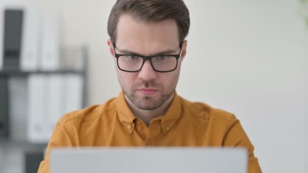 Portrait of Young Man with Laptop Shouting in Office, Failure — Stock video