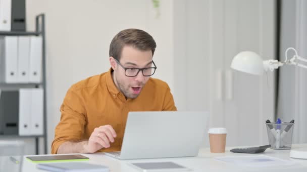 Jovem com Laptop celebrando no escritório — Vídeo de Stock