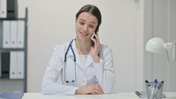 Doctora joven hablando en Smartphone — Vídeos de Stock