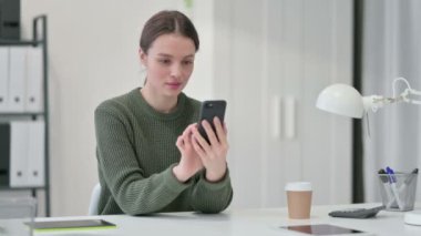 İşteki Akıllı Telefonu Kullanan Genç Kadın