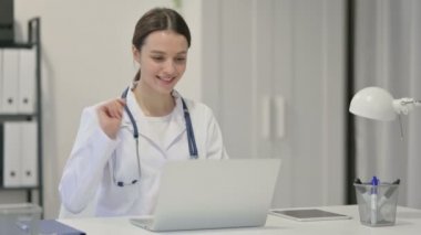 Genç Bayan Doktor Laptop 'ta Görüntülü Sohbet 
