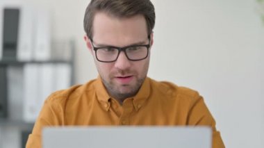 Ofiste Öksüren Dizüstü bilgisayarlı Genç Adam 'ın Portresi 