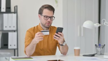 Genç Adam 'dan Smartphone ile Online Alışveriş