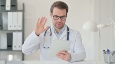 Genç Erkek Doktor 'un Tablet' teki Görüntü Çağrısı