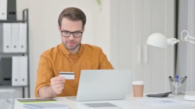 Çevrimiçi alışveriş fiyaskosu Genç Adam tarafından dizüstü bilgisayarda