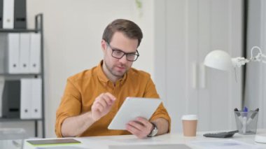 Tabletteki Kayba Tepki Veren Genç Adam 