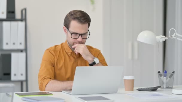 Jovem com Laptop, Pensando no Escritório — Vídeo de Stock