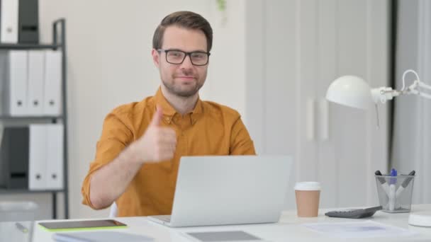 Polegares para cima por jovem com laptop — Vídeo de Stock