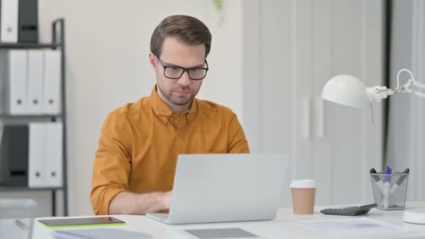 Jovem com laptop balançando a cabeça, não — Vídeo de Stock