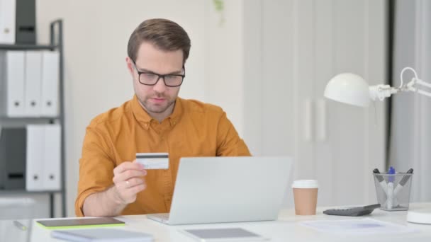 Udane płatności online za pośrednictwem laptopa przez młodego człowieka — Wideo stockowe