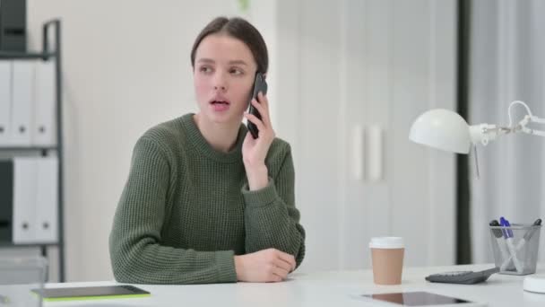 Mujer joven enojado en el teléfono inteligente — Vídeo de stock