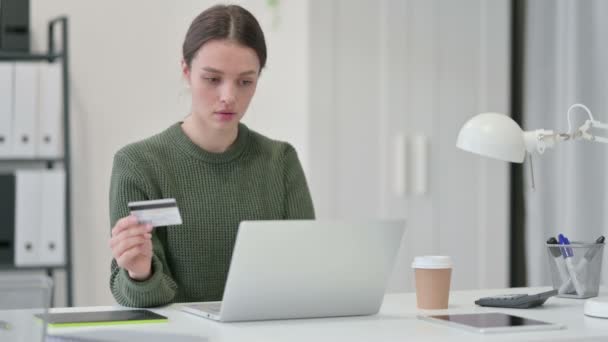 Giovane donna successo di pagamento online sul computer portatile — Video Stock