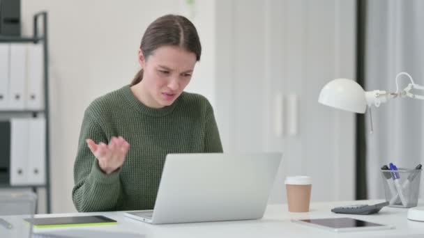 Mujer joven enojado con el ordenador portátil — Vídeo de stock