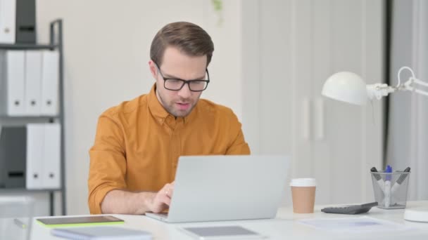 Jovem com laptop tosse no escritório — Vídeo de Stock