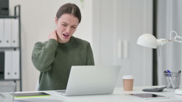 Mulher jovem com laptop com dor no pescoço — Vídeo de Stock