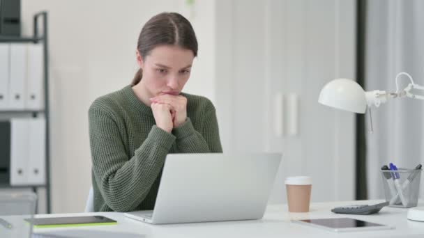 Mulher jovem Pensando usando laptop — Vídeo de Stock